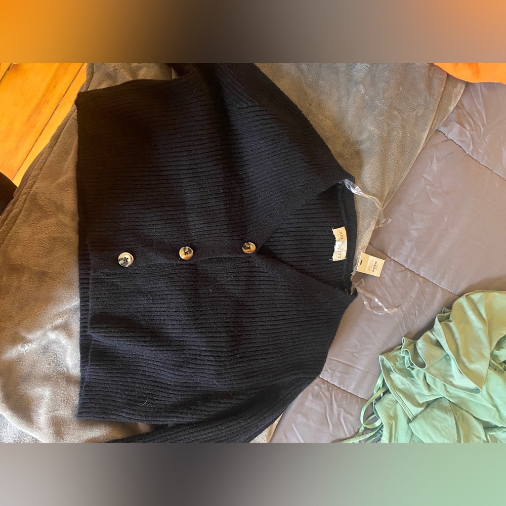 black minor cropped sweater